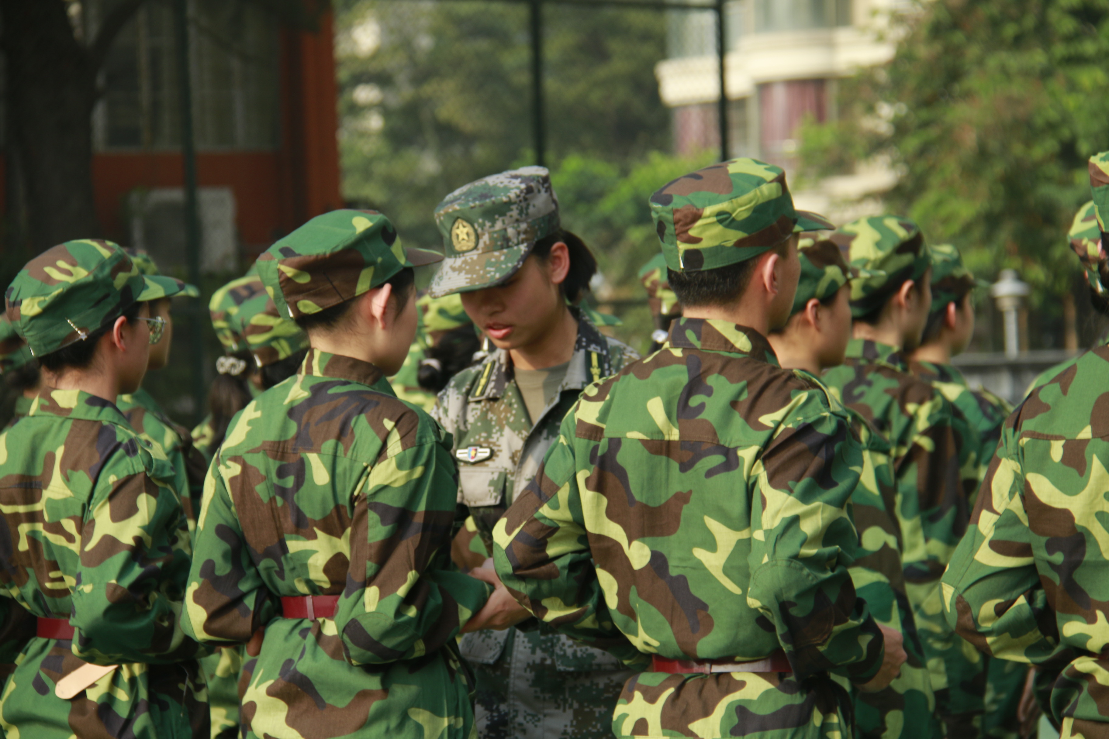一身制服迎军训 一场汇演敬军魂